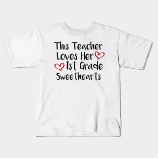 This Teacher Loves Her 1st Grade Sweethearts - Best Gift for 1st Grade Teacher Kids T-Shirt